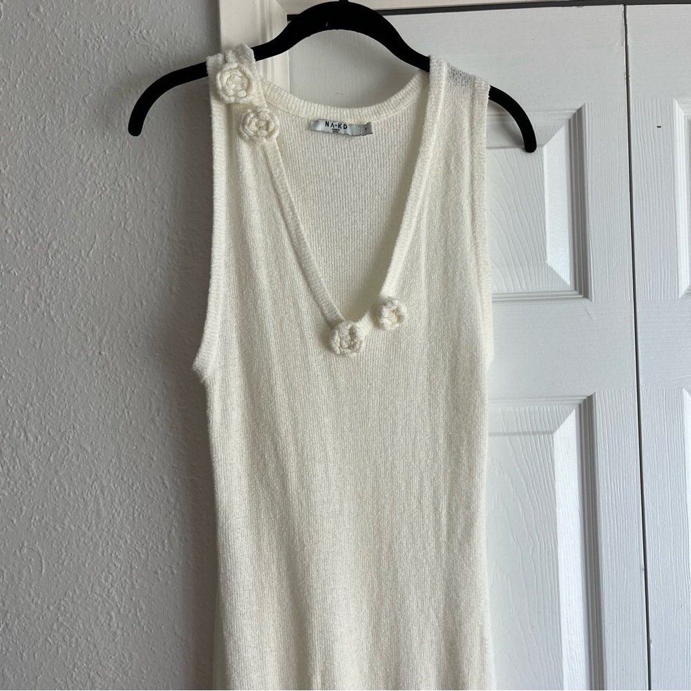 Elegant White Maxi Dress with Floral Appliqués - Picture 6 of 14